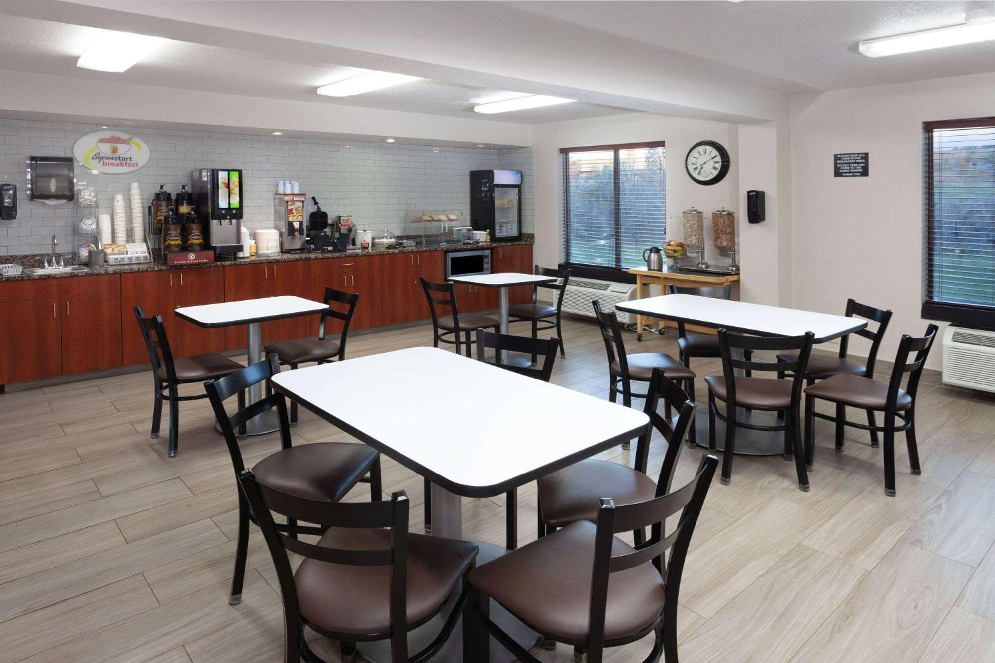 Super 8 By Wyndham Wausau Buitenkant foto